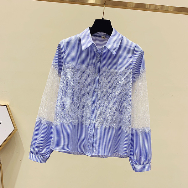 Svītrains sieviešu krekls ar klasisku apkakli un mežģīnēm