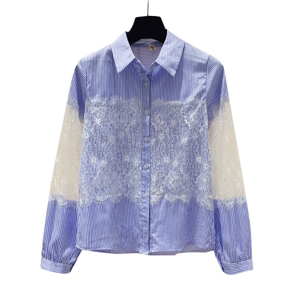 Svītrains sieviešu krekls ar klasisku apkakli un mežģīnēm