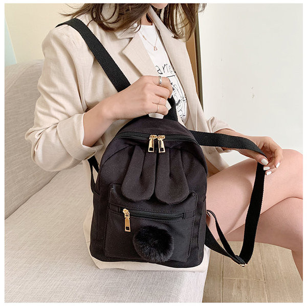 Moderna sieviešu mugursoma ar rāvējslēdzēju un 3D elementu