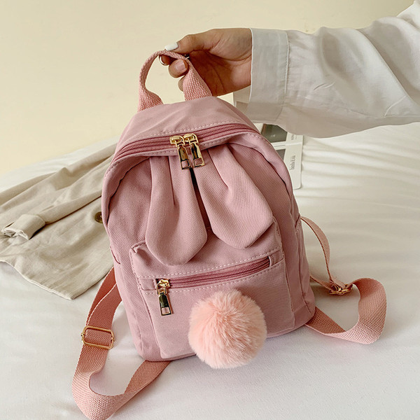 Moderna sieviešu mugursoma ar rāvējslēdzēju un 3D elementu