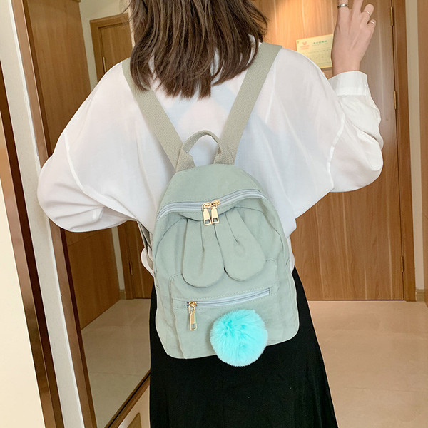 Moderna sieviešu mugursoma ar rāvējslēdzēju un 3D elementu