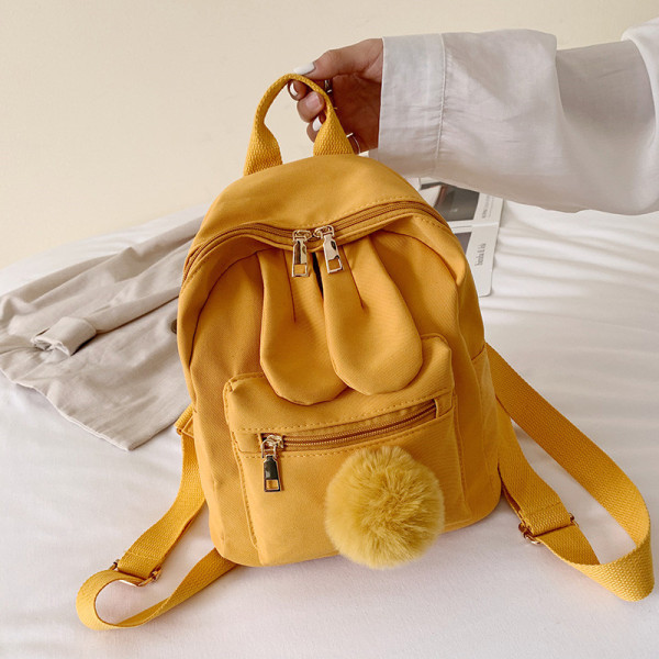 Moderna sieviešu mugursoma ar rāvējslēdzēju un 3D elementu