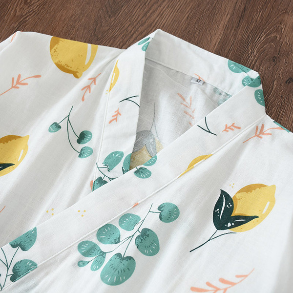 Sieviešu peldmētelis ar citrona apdruku