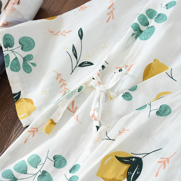 Sieviešu peldmētelis ar citrona apdruku