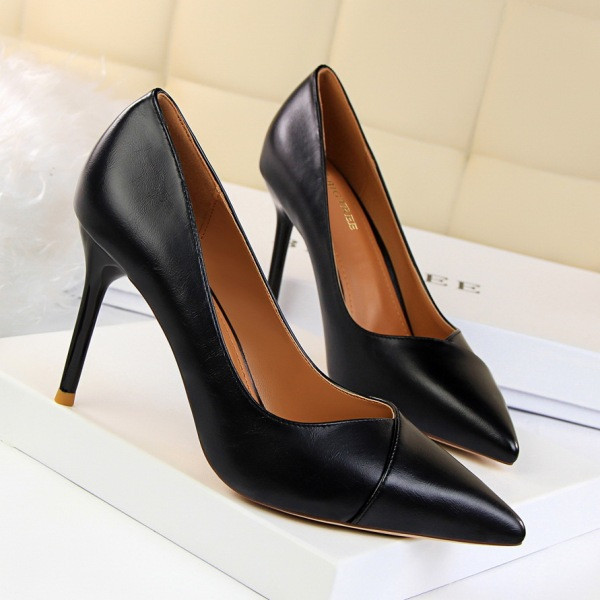 Sieviešu ādas apavu smails modelis un plāns papēdis ar augstumu 9 cm