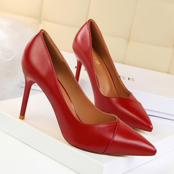 Sieviešu ādas apavu smails modelis un plāns papēdis ar augstumu 9 cm