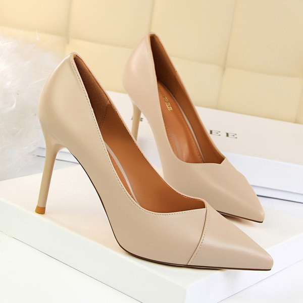 Sieviešu ādas apavu smails modelis un plāns papēdis ar augstumu 9 cm