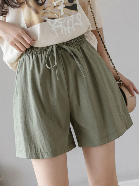 Sieviešu šorti ar elastīgu jostasvietu un saitēm