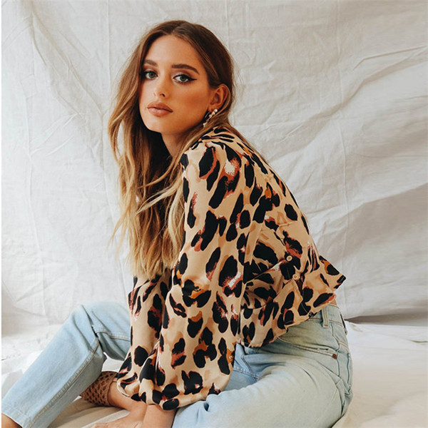 Moderns sieviešu krekls ar dziļu kakla izgriezumu un leoparda rakstu