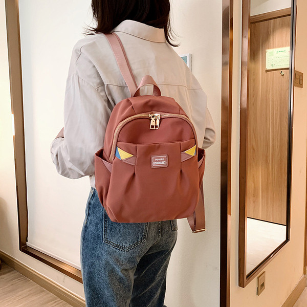 Ikdienas sieviešu mugursoma ar rāvējslēdzēju