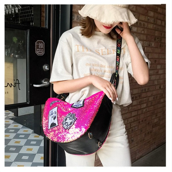 Moderna sieviešu mugursoma ar fliteriem un aplikācijām