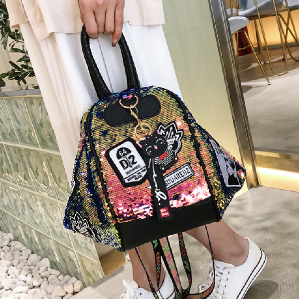 Moderna sieviešu mugursoma ar fliteriem un aplikācijām