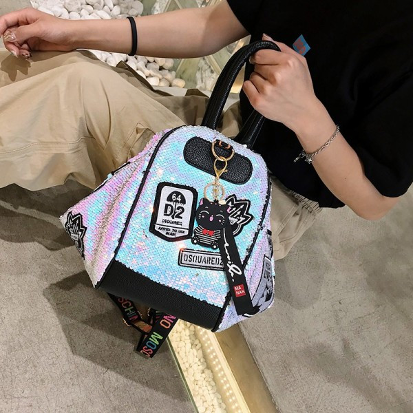 Moderna sieviešu mugursoma ar fliteriem un aplikācijām