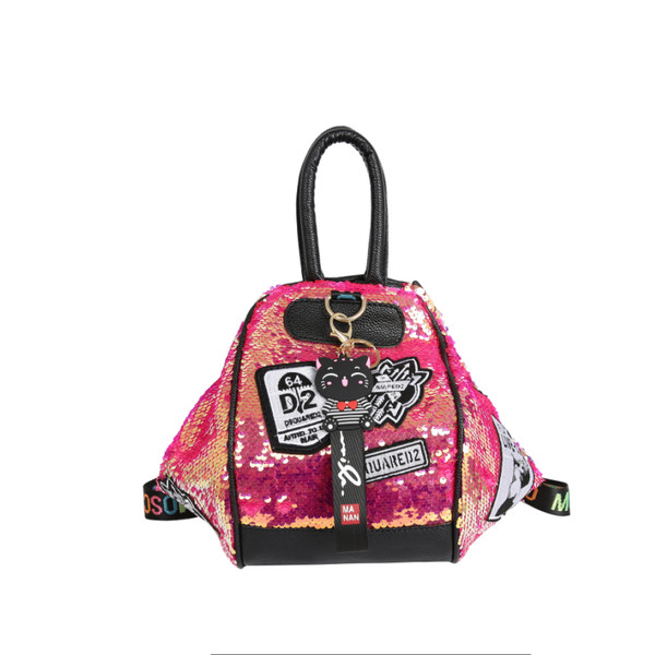 Moderna sieviešu mugursoma ar fliteriem un aplikācijām