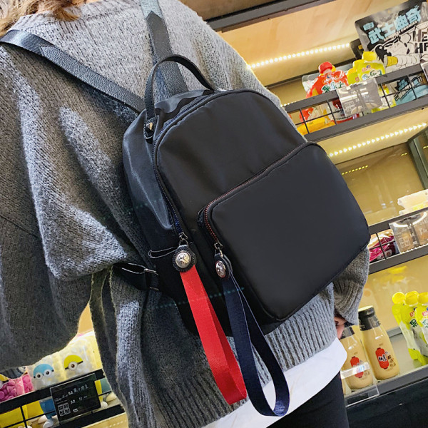 Mūsdienīga sieviešu mugursoma ar rokturi un rāvējslēdzēju