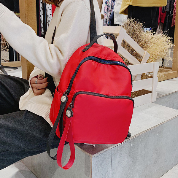 Mūsdienīga sieviešu mugursoma ar rokturi un rāvējslēdzēju