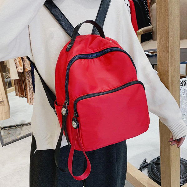 Mūsdienīga sieviešu mugursoma ar rokturi un rāvējslēdzēju