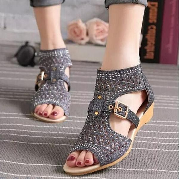 Sieviešu aktuālas sandales ar plakanām zolēm