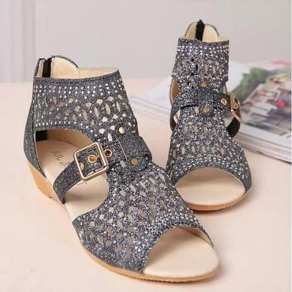 Sieviešu aktuālas sandales ar plakanām zolēm