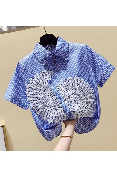 Svītrains sieviešu krekls ar īsām piedurknēm un mežģīnēm