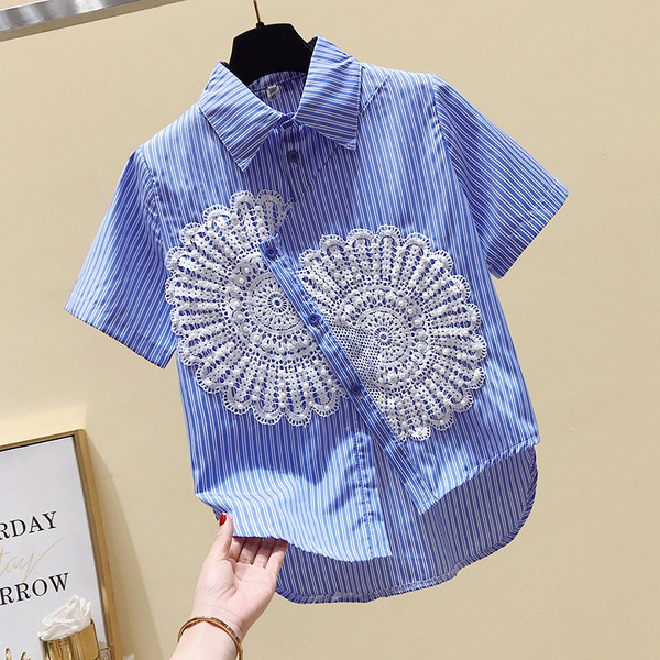 Svītrains sieviešu krekls ar īsām piedurknēm un mežģīnēm