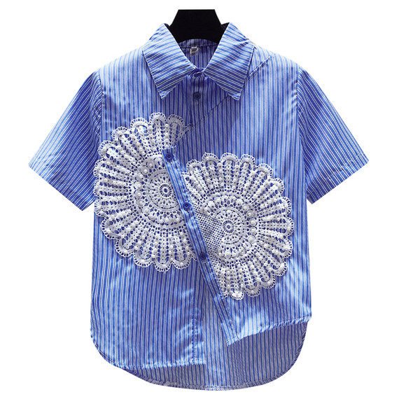 Svītrains sieviešu krekls ar īsām piedurknēm un mežģīnēm