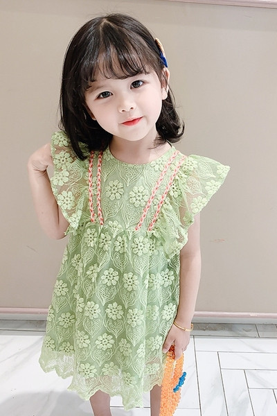 Vasaras bērnu kleita ar mežģīnēm un izšuvumiem