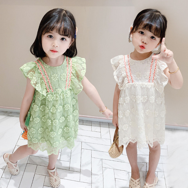 Vasaras bērnu kleita ar mežģīnēm un izšuvumiem