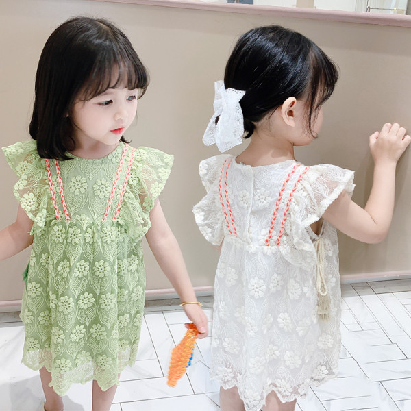 Vasaras bērnu kleita ar mežģīnēm un izšuvumiem