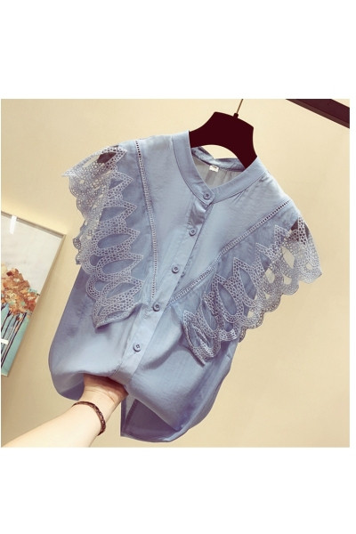 Vasaras sieviešu krekls ar ovālu kakla izgriezumu un mežģīnēm