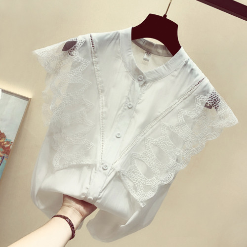 Vasaras sieviešu krekls ar ovālu kakla izgriezumu un mežģīnēm