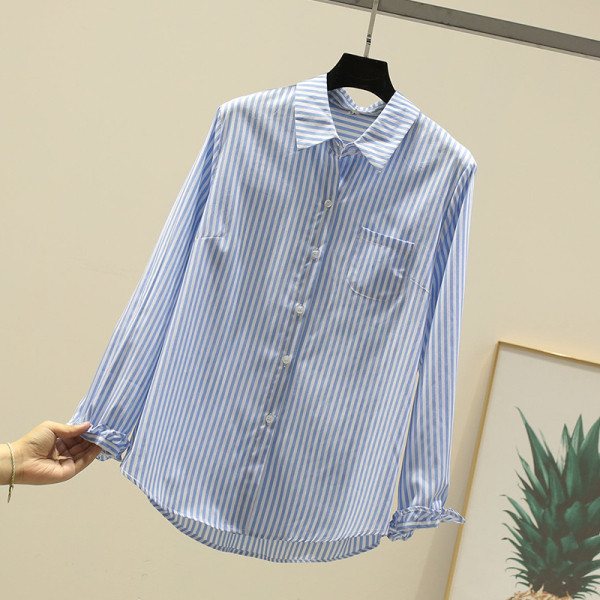 Svītrains sieviešu krekls ar klasisku apkakli un kabatu