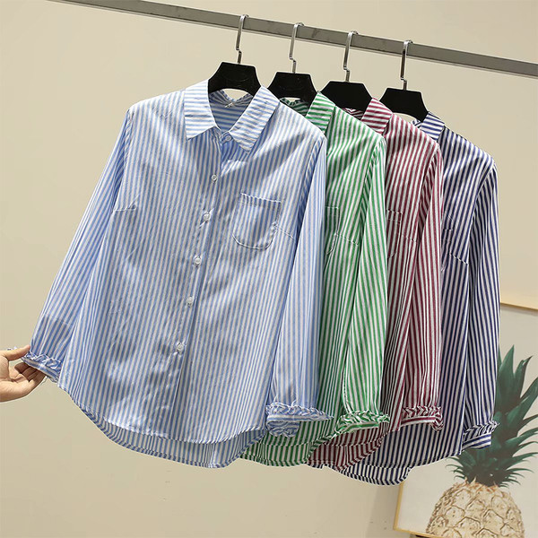 Svītrains sieviešu krekls ar klasisku apkakli un kabatu