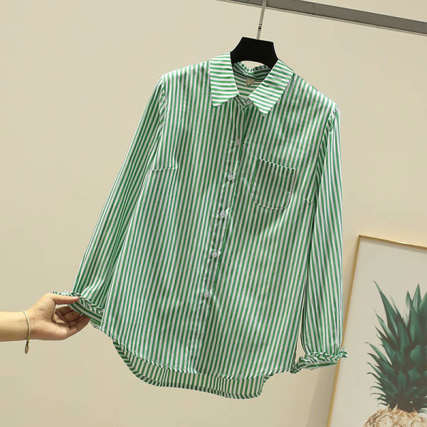 Svītrains sieviešu krekls ar klasisku apkakli un kabatu