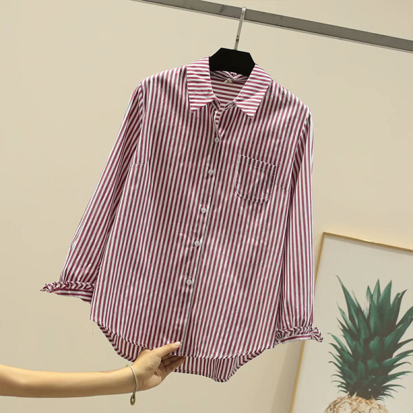 Svītrains sieviešu krekls ar klasisku apkakli un kabatu