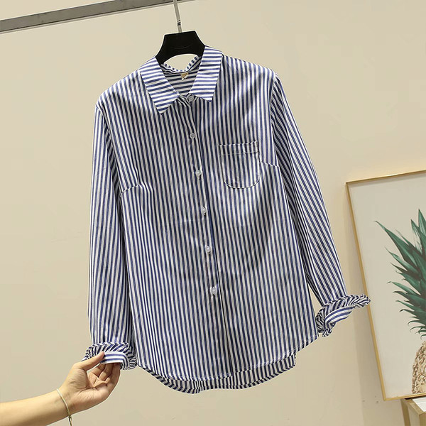 Svītrains sieviešu krekls ar klasisku apkakli un kabatu