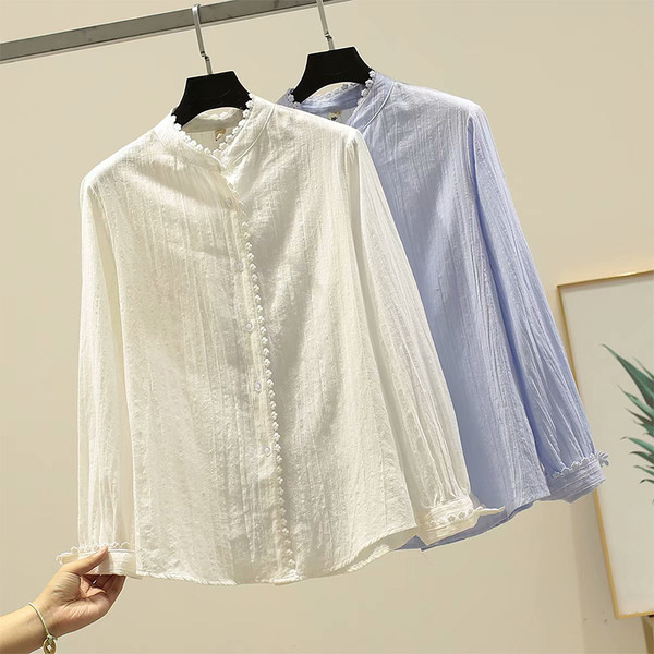 Vienkārša modeļa sieviešu krekls ar ovālu kakla izgriezumu un garām piedurknēm