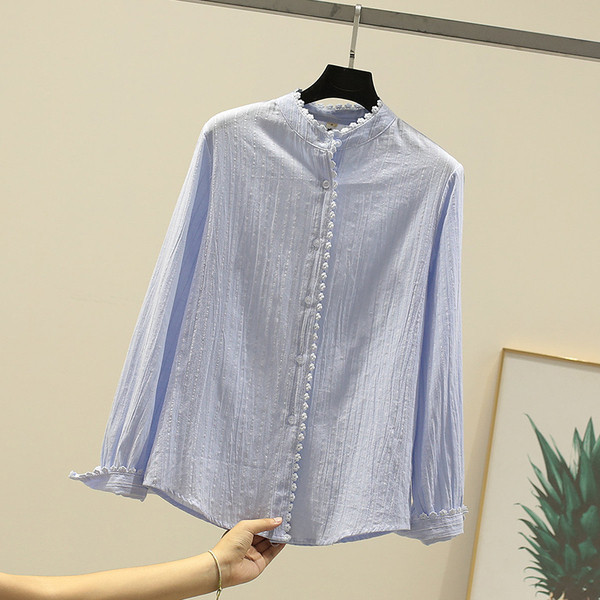 Vienkārša modeļa sieviešu krekls ar ovālu kakla izgriezumu un garām piedurknēm