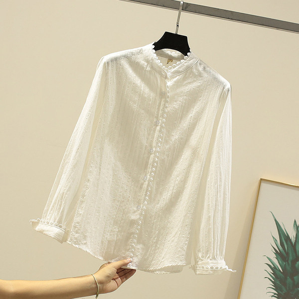 Vienkārša modeļa sieviešu krekls ar ovālu kakla izgriezumu un garām piedurknēm