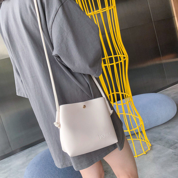 Läbipaistev metallist sangaga naistekott