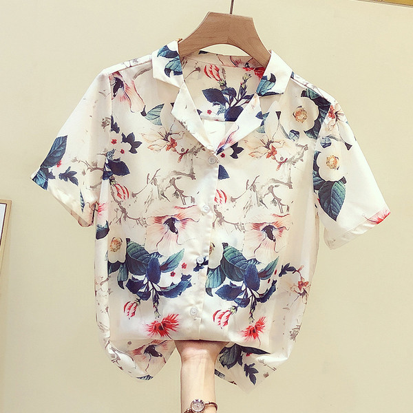 Krāsains sieviešu krekls ar īsām piedurknēm un ziedu motīviem