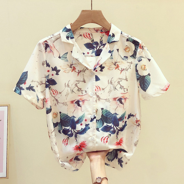 Krāsains sieviešu krekls ar īsām piedurknēm un ziedu motīviem