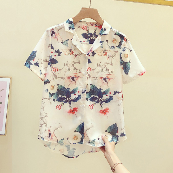 Krāsains sieviešu krekls ar īsām piedurknēm un ziedu motīviem