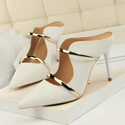 Jauns sieviešu čību modelis ar zelta lencēm