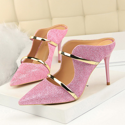 Jauns sieviešu čību modelis ar zelta lencēm