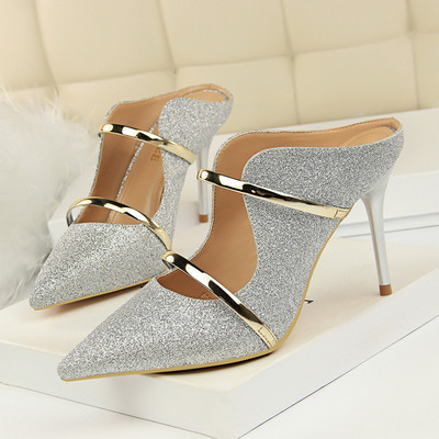 Jauns sieviešu čību modelis ar zelta lencēm