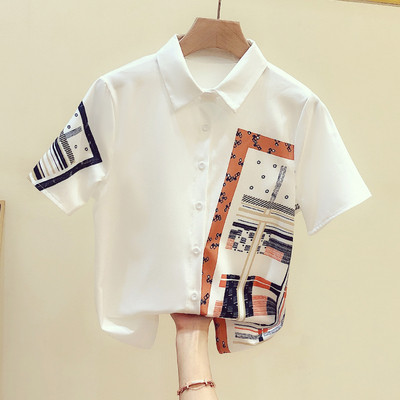 Balts sieviešu krekls ar krāsainu apdruku un īsām piedurknēm