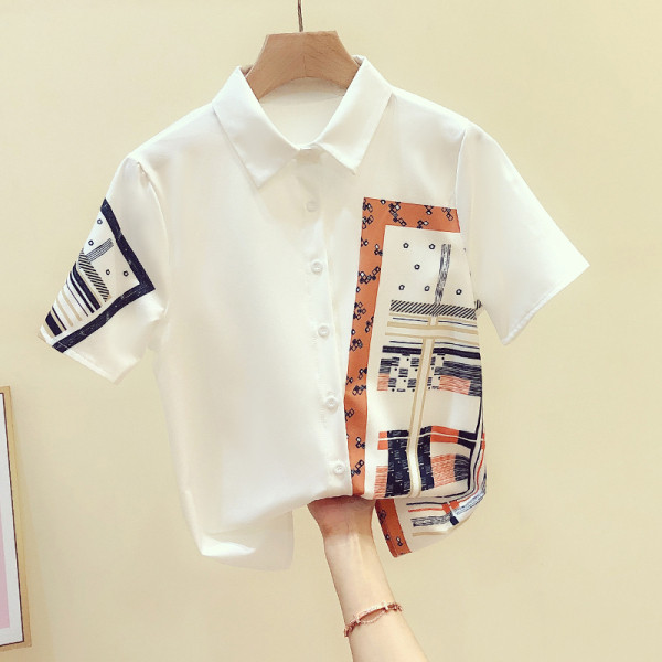 Balts sieviešu krekls ar krāsainu apdruku un īsām piedurknēm