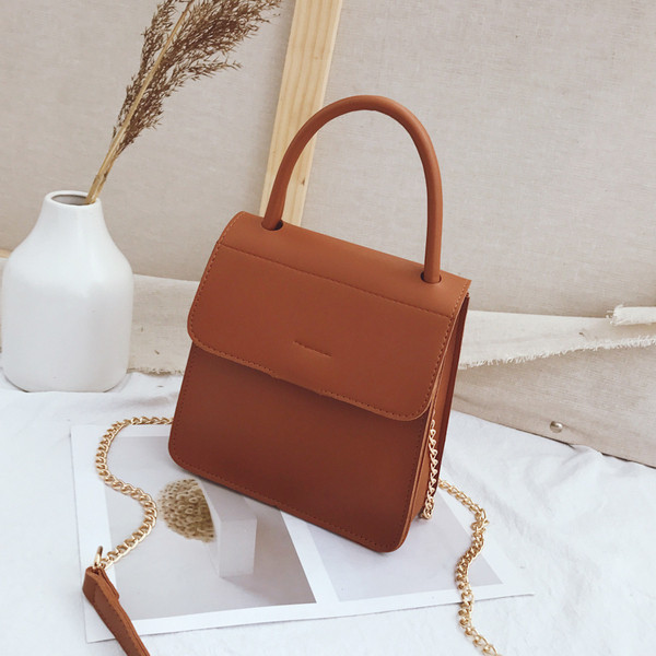 Aktuāla sieviešu soma no eko ādas ar īsiem un gariem rokturiem