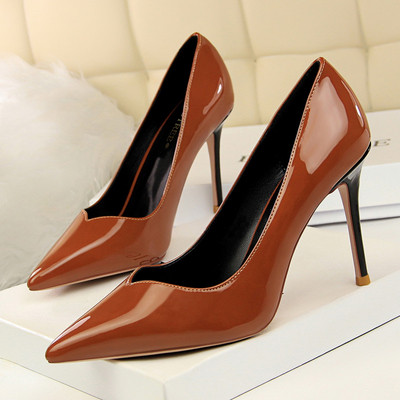 Sieviešu apavu klasisks modelis ar augstiem papēžiem